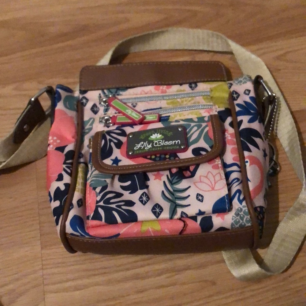 A nice hand bag goes on shoulder